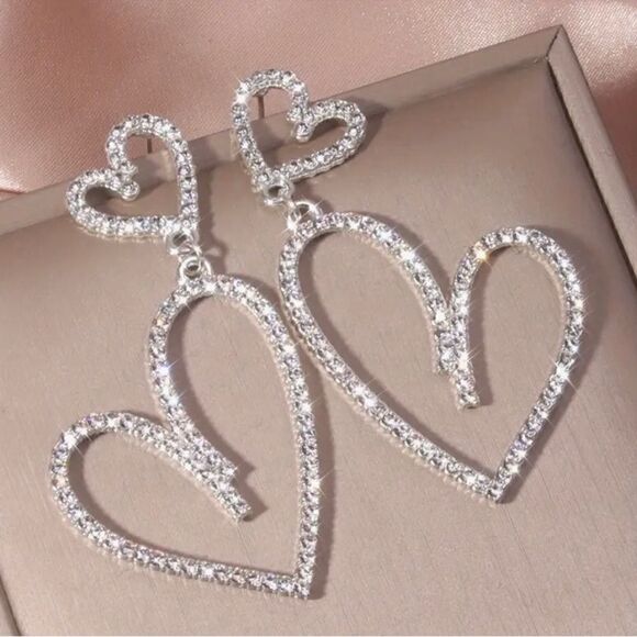 💛 Betsey Johnson double heart rhinestone dangle earrings 💛 - Picture 3 of 9